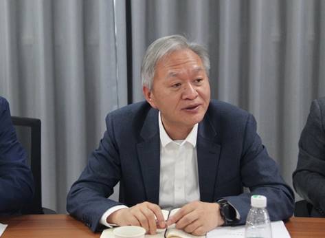 桌子前坐着穿西装的男子

描述已自动生成